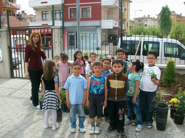 Bilinçli Gençler Derneği - Türkiye Bilinçli Gençlik Projesi - "ÇİÇEKLER AÇAR RENK RENK, OKULUMUZU SÜSLER GÜLEREK" - Nezahat Onbaşı Anaokulu - ANKARA