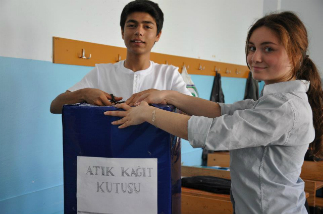 Bilinçli Gençler Derneği - Türkiye Bilinçli Gençlik Projesi - "ATIK KAĞIT KUTUSU" - Hacı Hatice Bayraktar Lisesi - İSTANBUL