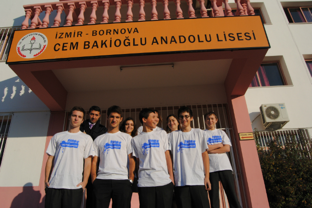 Bilinçli Gençler Derneği - Türkiye Bilinçli Gençlik Projesi - "DEPREMZEDELERE YARDIM KAMPANYASI" - Cem Bakioğlu Anadolu Lisesi - İZMİR