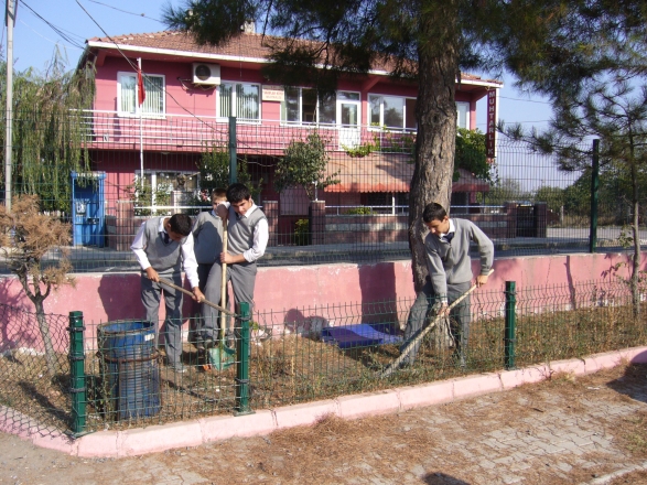 Bilinçli Gençler Derneği - Türkiye Bilinçli Gençlik Projesi - "OKULUMUZDA SONBAHAR TEMİZLİĞİ" - Vakıflar İlköğretim Okulu - TEKİRDAĞ