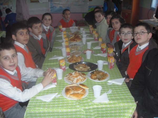 Bilinçli Gençler Derneği - Türkiye Bilinçli Gençlik Projesi - "GÜLEN GÖZLER İÇİN EL ELE" -  Mithatpaşa İlköğretim Okulu - GÜMÜŞHANE
